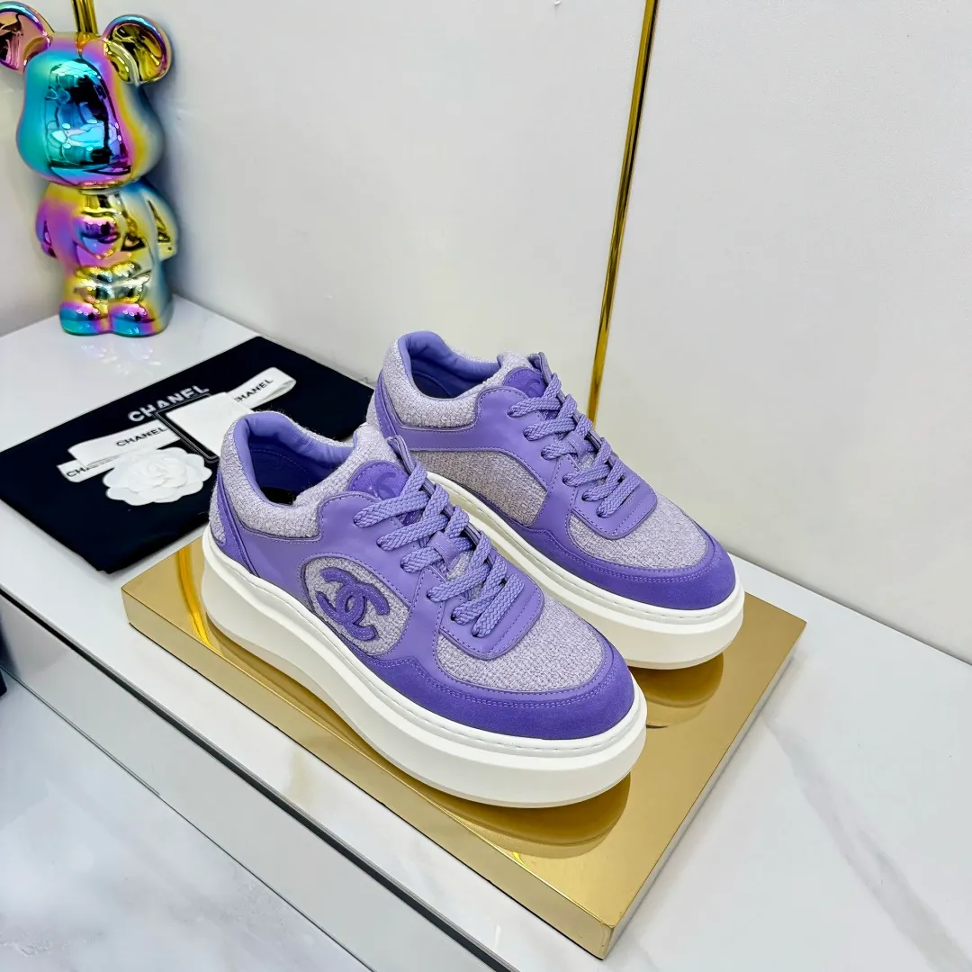 👟👟Ex-factory price 680👟👟 Upgraded version, upgraded version, upgraded version! No rebuttal accepted! ! ! ! Chanel Chanel panda shoes! 2025 counter's top casual sports shoes. This classic design; the upper is electro-embroidered with a variety of techniques; the outsole is fashionable and sporty; the unusual inclusion of a variety of color matching elements... The diversified mix and match is very good-looking and versatile, and can be used for leisure, fashion, sports, and outdoor... ꫛꫀꪝ Go➫ Materials: ❶Upper made of: original imported first-layer silk cowhide + original waterproof cloth + original first-layer cowhide ❷Inner lining: Original Yangli+Net ❸Outsole based on: Original TPU combination outsole Counter boutique packaging complete set for women 35–41 👉 👉 👉 👉 👉 👉 👉